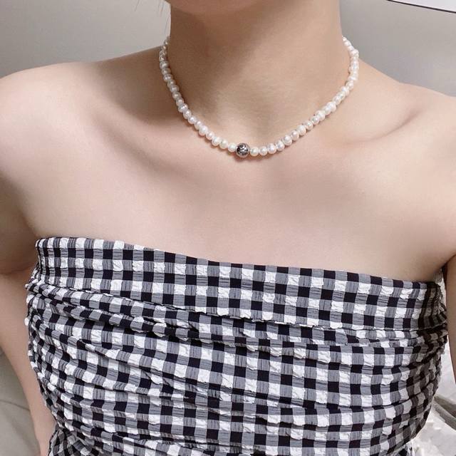 香奈儿Chanel最新款进口不规则天然淡水珍珠项链球体14K精钢保色不过敏超个性，百搭款特别特别赞，整体细节非常令人惊喜，设计感十足，不仅带出个人自信及品味，款