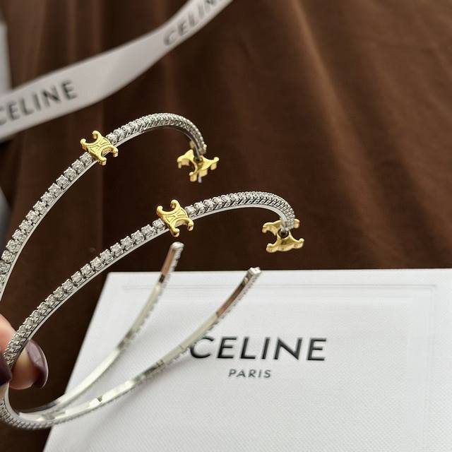 轻奢珠宝 Celine 时尚 火爆 新款简约 凯旋门 大耳圈 原版专柜字印专柜材质 精工打造 明星同款，飘逸大方 时尚百搭 耳钉