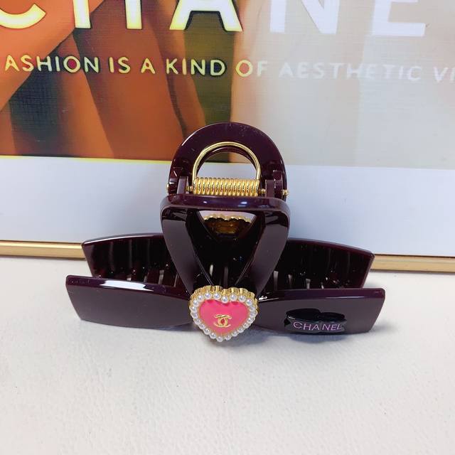 Chanel小香 Chanel发夹 醋酸心形抓夹气质百搭日常精致小单品 小仙女必入单品 宝藏款 闭眼入推荐款 单个配发箍盒