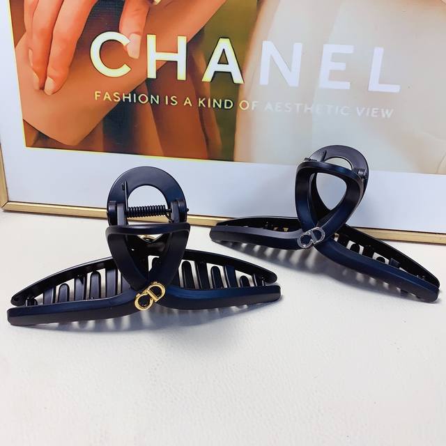 Dior迪奥 Dior发夹 简约轻奢风抓夹气质百搭日常精致小单品 小仙女必入单品 宝藏款 闭眼入推荐款 单个配发箍盒