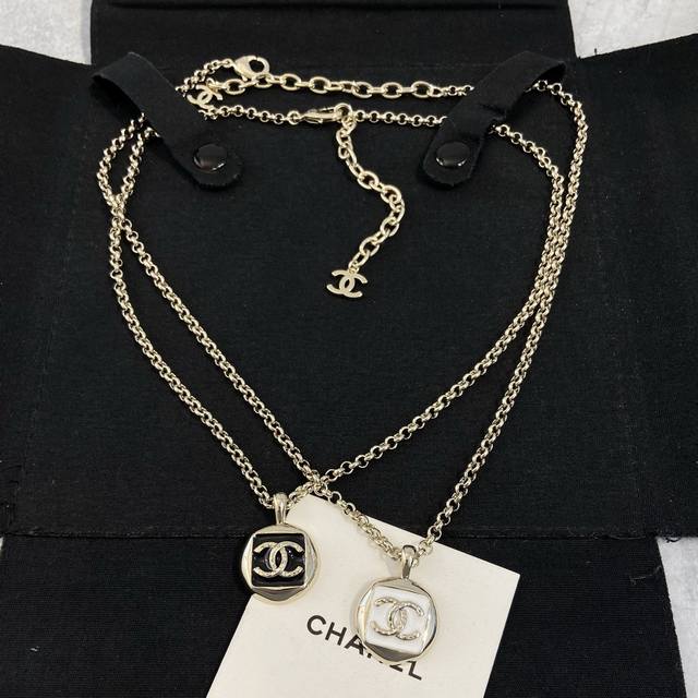 Xx0522 香 2圆形珐琅项链 26C早春最新款，全网首发现Huo简约高级，却暗藏心动细节做得超到位，金属边的光泽感+肌理感Logo！不管是搭简约T恤还是小裙