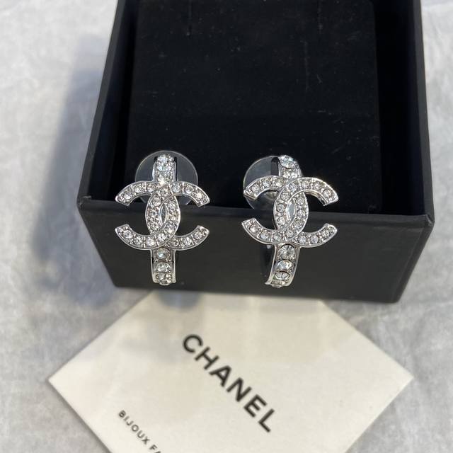 Xe0982 Chane 香25S银色满钻双Ｃ耳圈 喜欢小耳圈的妹妹看过来！很少出这种油小又闪的耳圈还是银色的日常百搭款呀！上班戴完全不夸张！