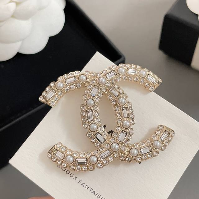 高品质 香钻边双C胸针 Z 4900，超级爆款 先到先得超级无敌爆款！上架即售空！抢都抢不到的节奏巨巨巨好看经典的双C元素加上超有设计感的花边钻边和长方形施华洛