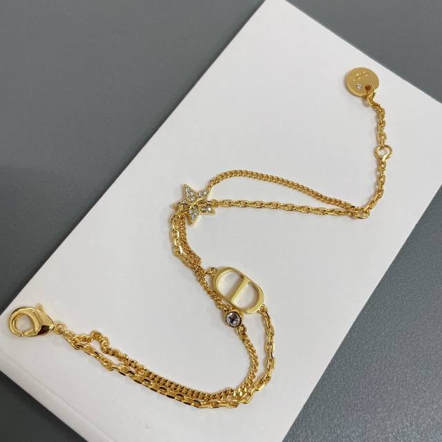 高品质 D双层Cd星手链 Z 3200，一定要买它！这款真的美出一个新高度，不张扬又足够耀眼，百搭不抢眼又在细节上设计美丽的，简洁有力，经典不败，双层的设计，一