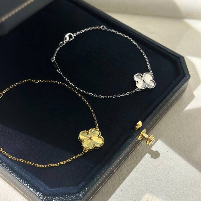 Vca中号四叶草镭射单花手链 玫瑰金黄金色白金色