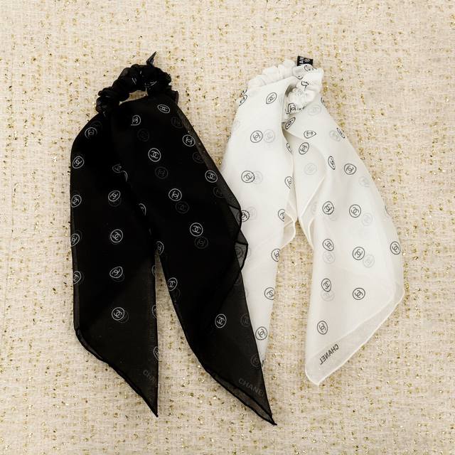 250778 我们出品 预售7号左右出货，火出圈的宝藏单品量大咨询客Fu 黑，白！ 香 真丝发圈 谁能拒绝一个好看的发圈呢千呼万唤终于等到了！且买且珍惜 无敌重