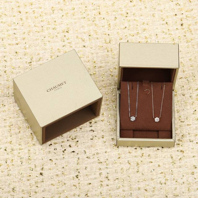 206549 我们出品 蜂巢项链， 可订做18K真金真钻版，只做对版真金货，价询客Fu Bee My Love吊坠在18K玫瑰金打造的蜂巢造型上镶嵌一颗皇后式切