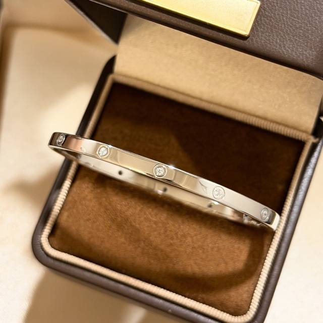 A4561 高端925纯银 卡家 时尚经典 十二钻 窄版手镯高端大气 通体925纯银 顶级 精工打造 ！清晰Logo！360度无死角，质感超赞 堪称完美 玫瑰金