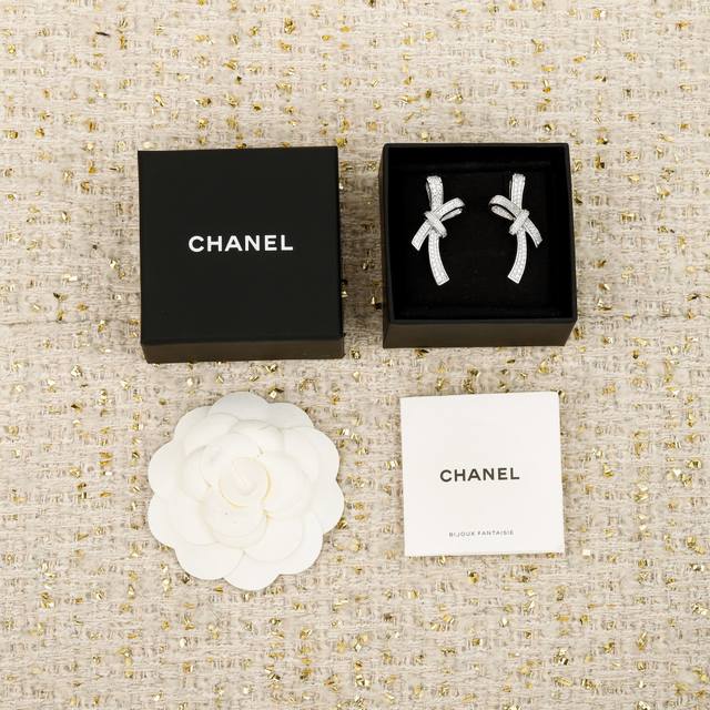 250376 我们出品 蝴蝶结耳扣，可订做真金真钻，只做对版Zp真金货，pk市面各种金货量大咨询客Fu Ruban系列在时装与珠宝间打了个美丽的结。编织永恒以白