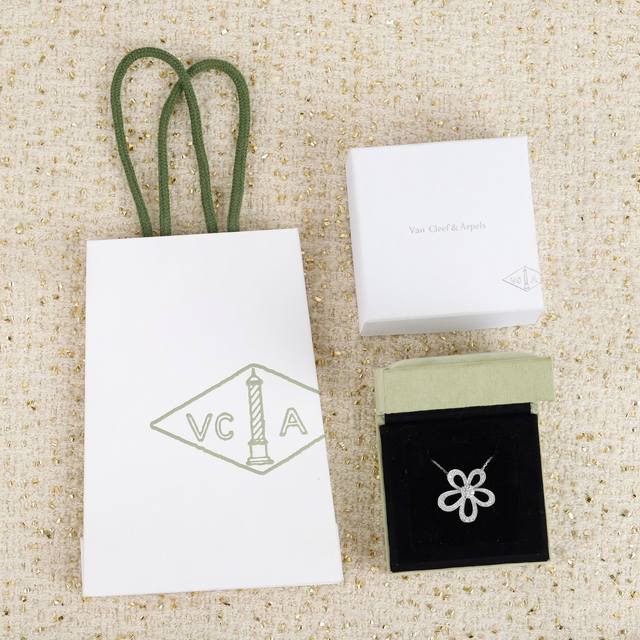 203591 我们出品 大花项链 Zp180000+ 认准唯一一家真正购入珠宝类Zp开发的，可订做18K真金真钻版，只做对版真金货，价询客Fu 木有入手 梵 克