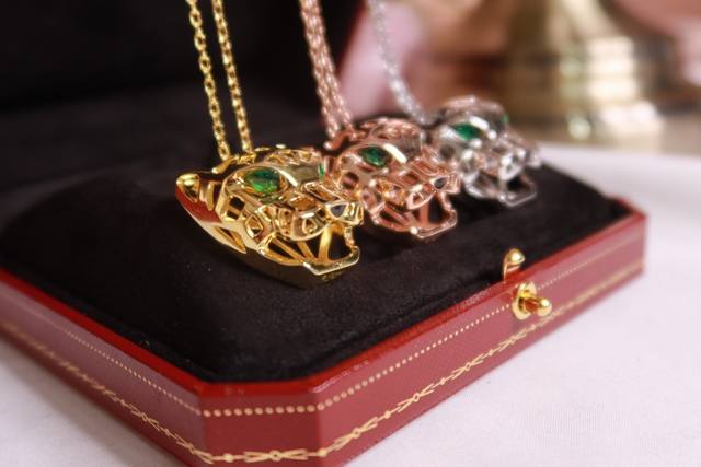 精工版本Cartier 卡地亚奢华豹头镂空光面项链 豹头吊坠 毛衣链！优雅高贵 经典贵族范儿、奢华满钻豹头设计 亚金电镀18K金工艺 微镶多粒超闪Aaaa钻 搭