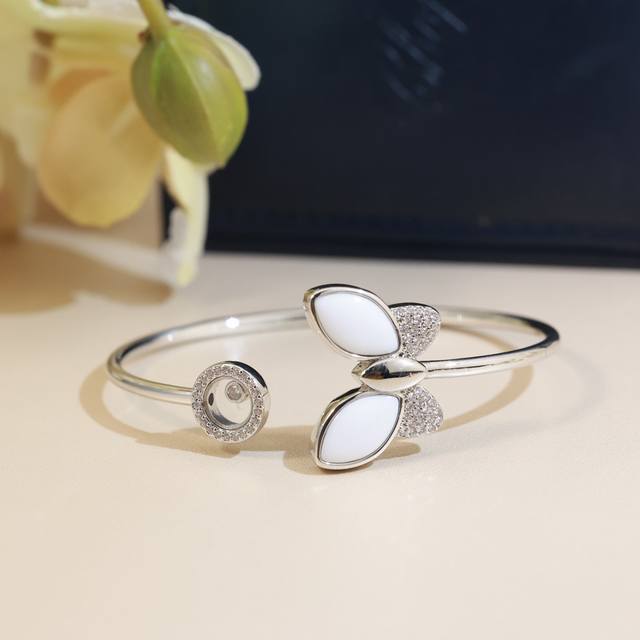 萧邦 Chopard 萧邦手镯 萧邦的幸运与品牌最具标志性的灵动钻石完美融合，亚金材质。18K金电镀 带Logo 萧邦蝴蝶手镯
