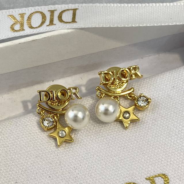 De0220 无优惠 Di R 迪 字母短流苏耳钉 Silver Shadow色系的施华洛银色魅影水晶特定的发青珍珠 特别精美小巧的一款，Zp分左右，多种佩戴方