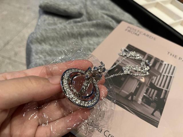 西太后大号毛衣链 Viviennewestwood 什么是快乐星球，来，这就是快乐星球！重磅推荐，闭眼入准没错！纯粹王冠球是经典的象征，闪耀土星环勾勒未来波光流