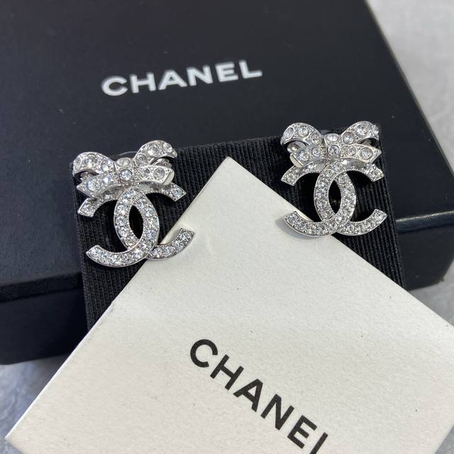 Xe792 Ch Nel香 儿 蝴蝶结双C耳钉 太精致太太太仙了，少女心爆棚，上耳可盐可甜！颗颗施华洛水晶，Blingbling优雅大方又不失甜美，五金也是满满