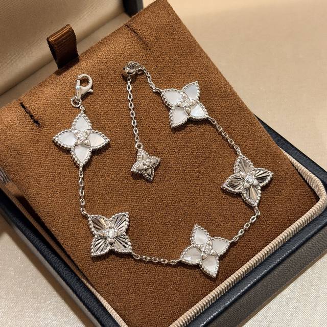 A7133 新款 布契风 镂空 五花 四叶草 镭射 白贝母 手链 高端S925材质 华丽设计 这种设计也只有大牌才能体现得淋漓尽致 精致永恒值得你拥有铂金 电镀