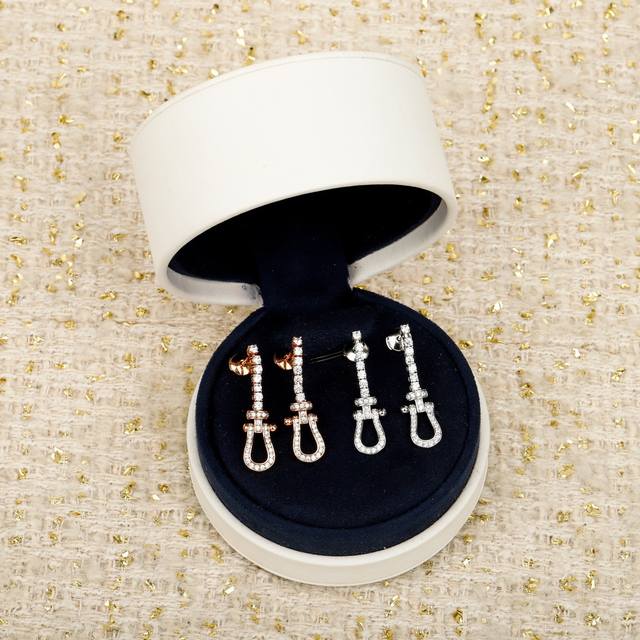 210163 我们出品 马蹄耳环 ，可订做18K真金真钻版，只做对版真金货，价询客Fu，pk市面各种金货 Force 10马蹄耳环太太美了，低调又好看，细节感满