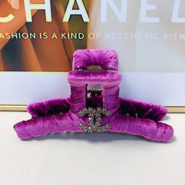 Chanel小香 Chanel发夹 丝绒满钻抓夹气质百搭日常精致小单品 小仙女必入单品 宝藏款 闭眼入推荐款 单个配发箍盒