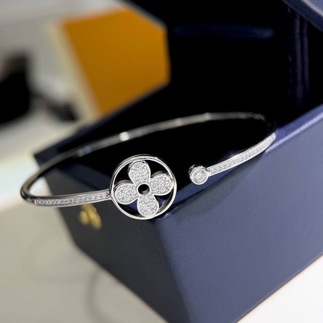 A4207 驴家 新款 奢侈满钻 老花四叶草手镯 顶级耀眼的珠宝系列将创造出最迷人的个性风格。高端925纯银镶嵌材质工艺 镀18K金 华丽优雅 百搭经典 电镀厚