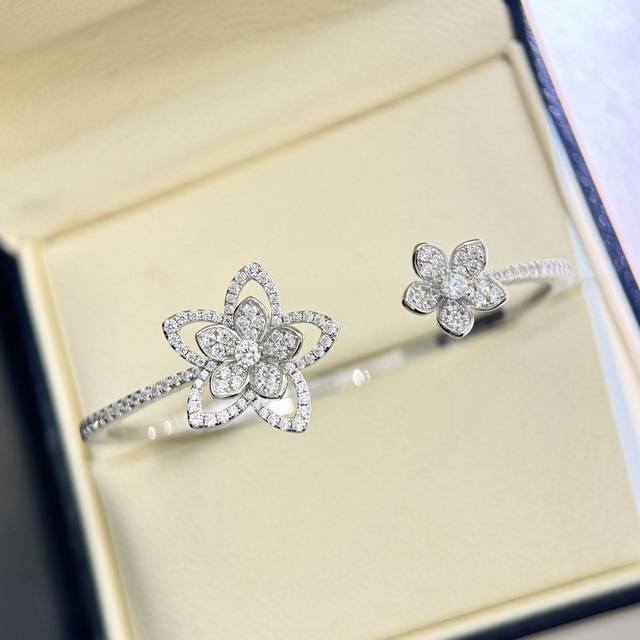 A4376大牌 同步上新 新款 花朵 双花 手镯 花朵比例恰到好处。看似简单却很考究版型工艺的一款，先不说定制的爱心钻，版型周正，拥有无可挑剔的美感，显得非常灵