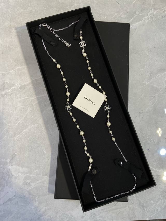 Xm1025 香 满钻双C山茶花珍珠毛衣链 本季爆款耳环浪漫的早春氛围经典的茶花珐琅闪粉，琉璃般的光感，甜而不腻还带着点小活泼，把少女感拿捏得死死的上耳非常修饰