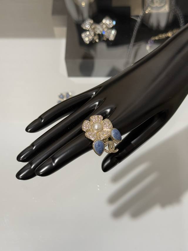 新品分享 Chanel 26C新款浅金色满钻花朵珍珠双C丹宁牛仔珐琅花瓣戒指 早春度假系列 满钻花朵双C与丹宁牛仔肌理花瓣搭配 颜色清新自然 满满的春天气息～