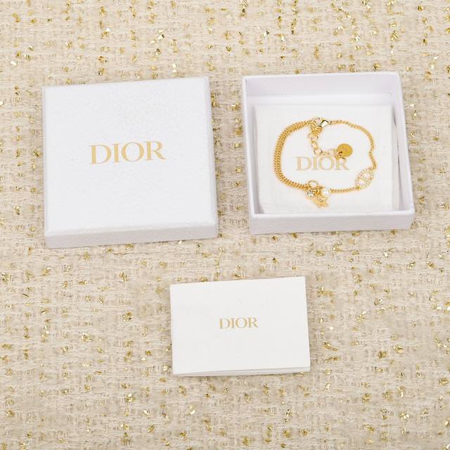 250740 我们出品 Zp5590！量大咨询客Fu Dor Cd星钻手链 项链 是心动啊最新款绝美星星系列经典的Cd Logo超级精致时尚的星星元素！上边点缀