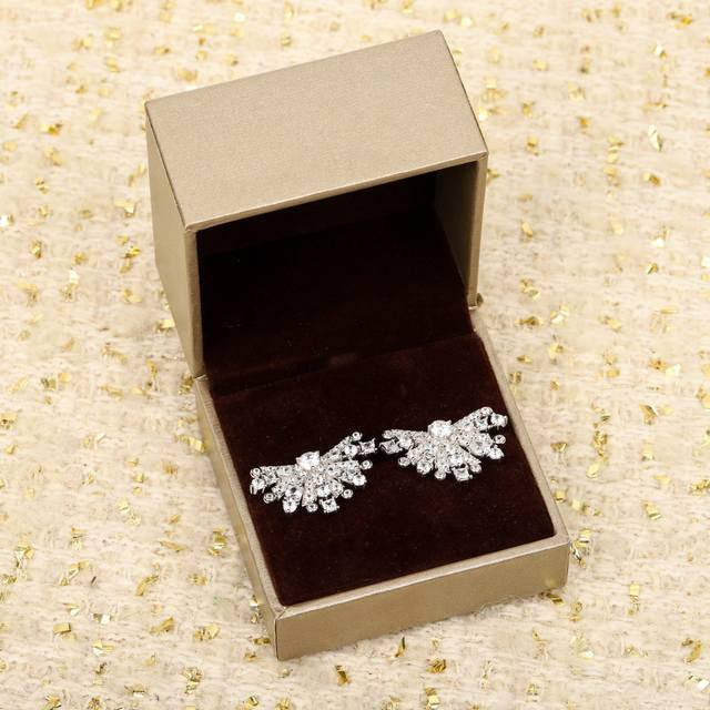 210197 我们出品 量大咨询客Fu 彩宝系列-扇形钻石耳环 通体925纯银保色度做到目前市面最优！！独家配方！！里里外外都是925纯银的！！！高定精工封底，