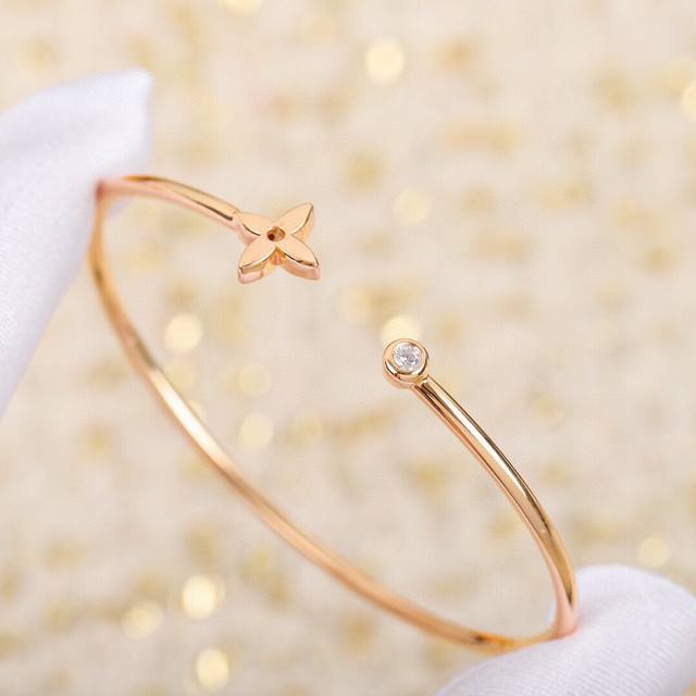 纯银精工版电0.5咪金 Louls Vultton 系列很是推荐，上手非常的简约大方！这次工艺，不再是传统的倒模件，而是直接精雕机过机雕刻，这样出来的配件角度非