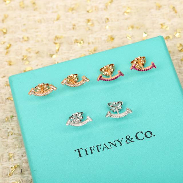 205254 我们出品 微笑带钻耳钉 Zp20 400+ 可订做真金真钻，只做对版Zp真金货，pk市面各种金货量大咨询客Fu 字母鲜明的几何线条，精致呈现 Ti