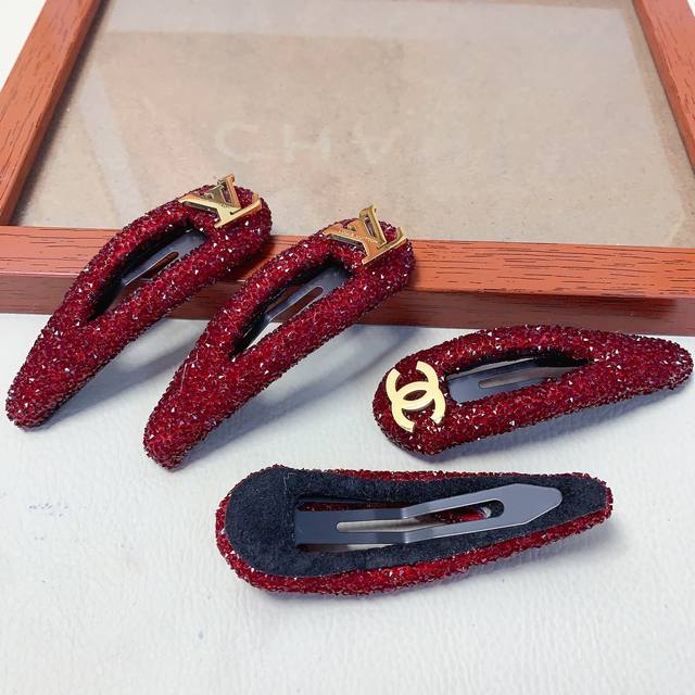 Chanel小香 Lv路易威登 满钻钛钢Logobb夹边夹日常精致小单品 气质百搭小仙女必入单品 宝藏款 闭眼入推荐款 一对