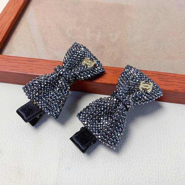 Chanel小香 Chanel发夹 满钻蝴蝶结压夹边夹日常精致小单品 气质百搭小仙女必入单品 宝藏款 闭眼入推荐款 一对