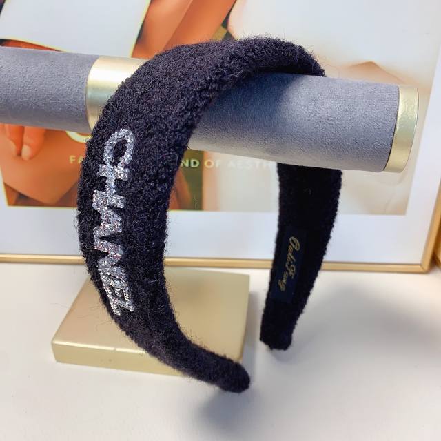 Chanel小香 Chanel发箍 羊绒烫钻字母轻奢风发箍气质百搭小仙女必入单品名媛风十足～宝藏款 闭眼入推荐款 单个