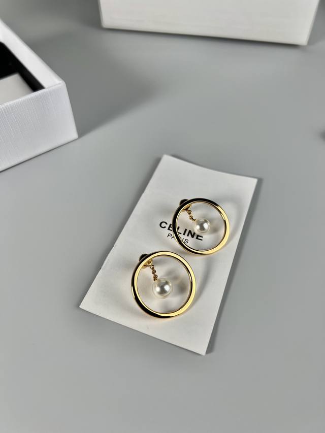 Celine 珍珠 耳环，简单又高级，小巧精致，上耳真吊很好看，日常百搭