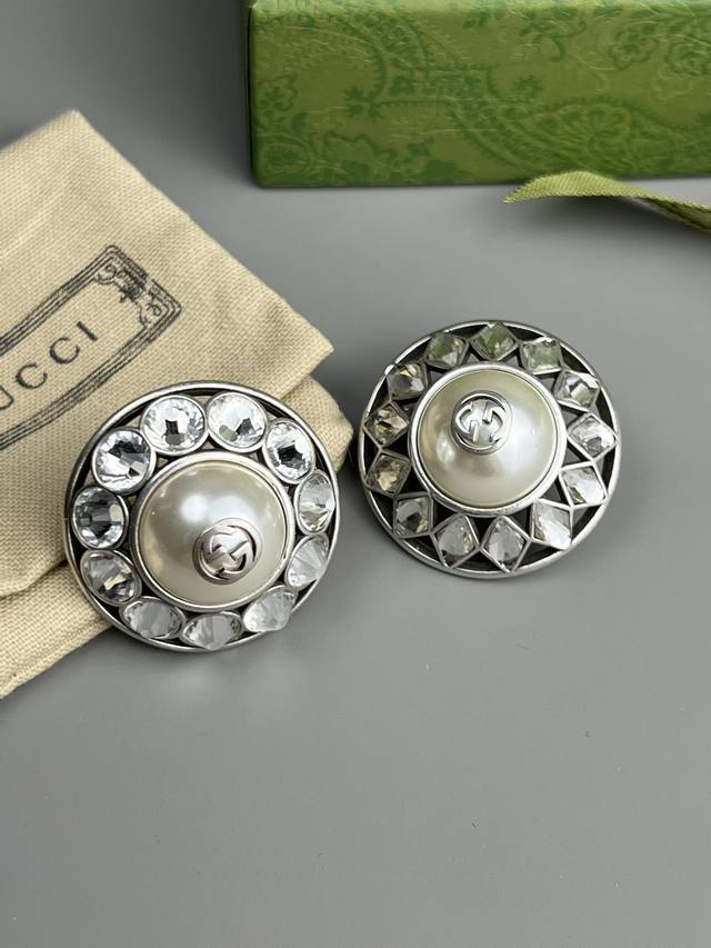 Gucci珍珠水钻不对称大耳夹，无耳洞星人，实物很闪，戴上很有存在感，起装饰作用，各种聚会戴上它，肯定是最耀眼的，名媛风气质女孩必备