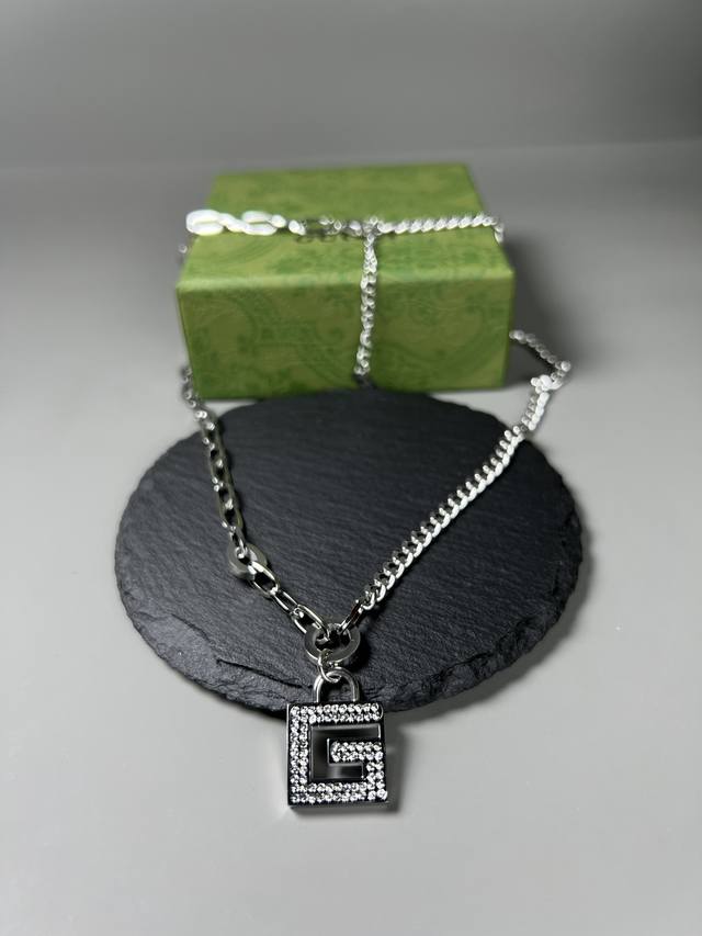 Gucci字母项链，吊坠字母G 镶满钻，两种链条拼接，永不掉的，长短可调节，适合日常搭配，男女都可驾驭。