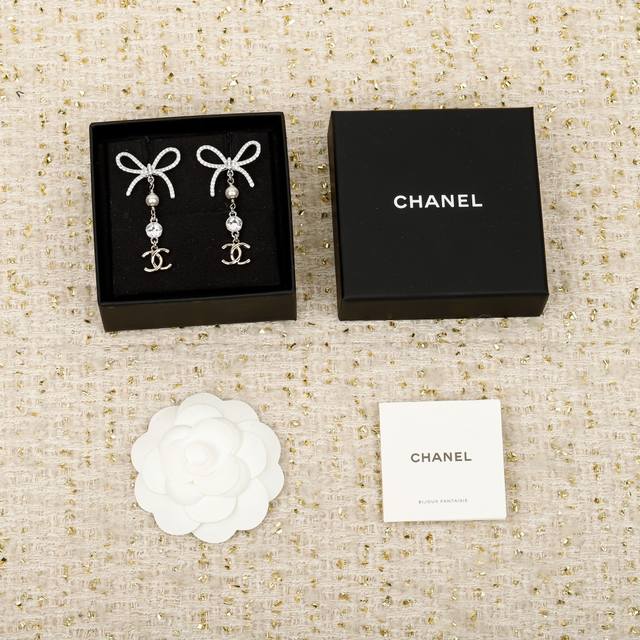 250745 我们出品 Z 10量大咨询客Fu 本季必入爆款25K新款金色 Ch Nel蝴蝶结吊双C耳环 火到炸裂，美到窒息，不买真心对不起自己小小一只，两个颜