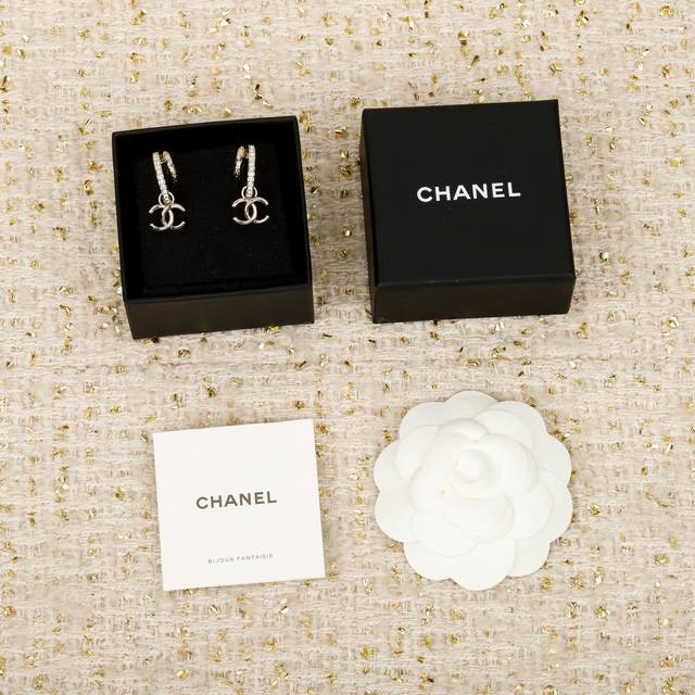 250735 我们出品 量大咨询客Fu 香 半圈吊双C耳环 本季必入爆款25K新款项链火到炸裂，美到窒息，不买真心对不起自己实在是太貌美了狠狠心动又有哪个女孩子