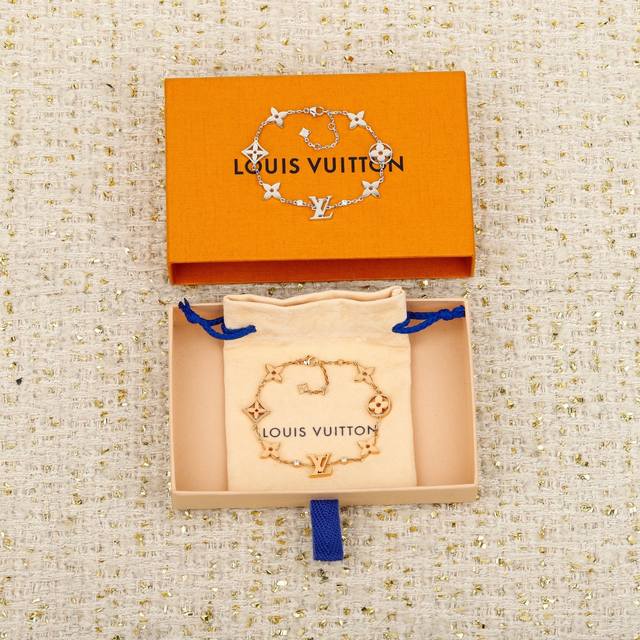 250363 我们出品 Idylle Blossom 珠宝系列手链，量大咨询客Fu Idylle Blossom 珠宝系列以典雅笔触重绎品牌标识。 匠心雕琢 G