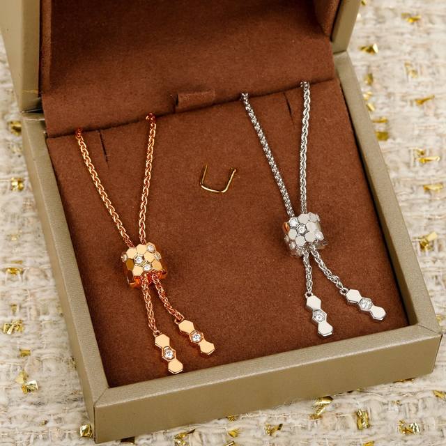 250278 我们出品 蜂巢带钻项链，可以订做真金真钻版，价格p咨询客Fu Bee My Love系列的经典作品，以蜂巢造型打造出炫目耀眼的吊坠。作品按完美的几