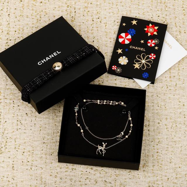 250739 我们出品 量大咨询客Fu 香 圣诞限定款小鹿项链 本季度的惊喜是小鹿给的立体的小鹿，灵气满满！小鹿耳边的小花真的很美，质感 细节超精致链条上的珍珠