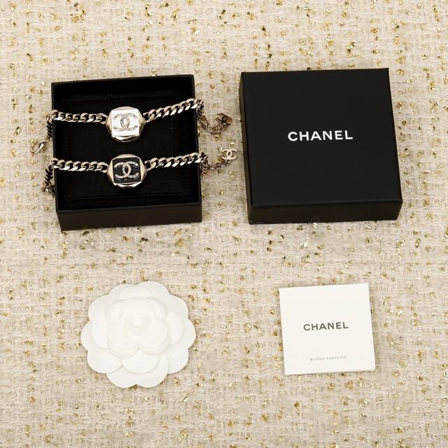 250748 我们出品 Zp7410！量大咨询客Fu 香 26C方块圆形手链 26C早春最新款，全网首发现Huo简约高级，却暗藏心动不对称方圆造型，时髦度直接拉