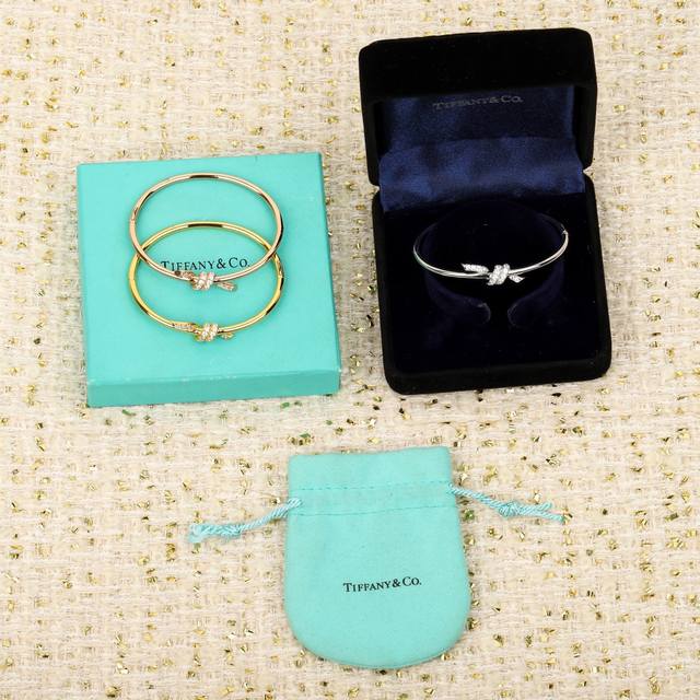 211732 我们出品 扭纹带钻手镯，只做对版的可以订制真金真钻，量大咨询客Fu Tiffany Knot 系列象征着爱的坚韧联结。Knot 系列灵感源自 18