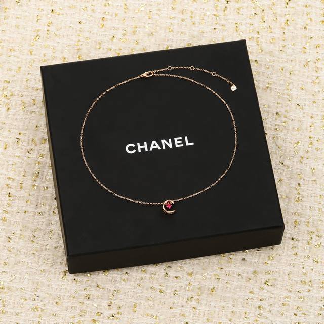 205995 我们出品 Coco 水冰月项链 Zp50 000+ 可以订制真金真钻，量大咨询客Fu Coco Crush项链 年1月1日元旦上市，有一个特别的昵