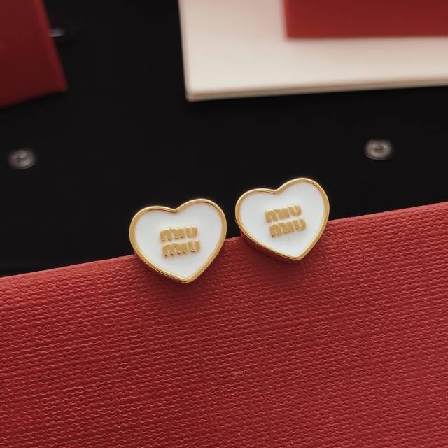 编号Med0042 Miumi*最新款白色爱心耳钉 一致Zp黄铜材质