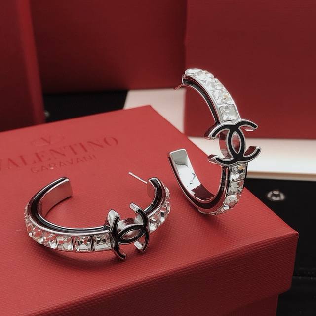 编号Xed0467 Ch*Nel最新款方钻圆形月亮耳勾 一致Zp黄铜材质