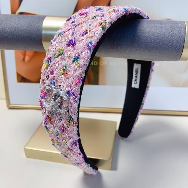Chanel小香 Chanel发箍 粗尼轻奢风发箍气质百搭小仙女必入单品名媛风十足～宝藏款 闭眼入推荐款 单个