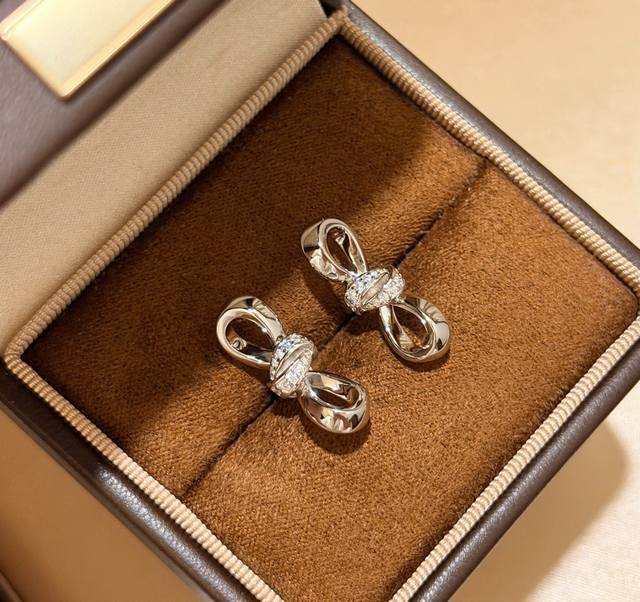 A7102 大牌新款 巴黎 新款 蝴蝶结 半钻耳钉 火爆 高端定制 S925纯银微镶高级工艺 上身超美四季都可以佩戴的款式闪耀着前所未有的时尚 电镀厚金 纯银耳