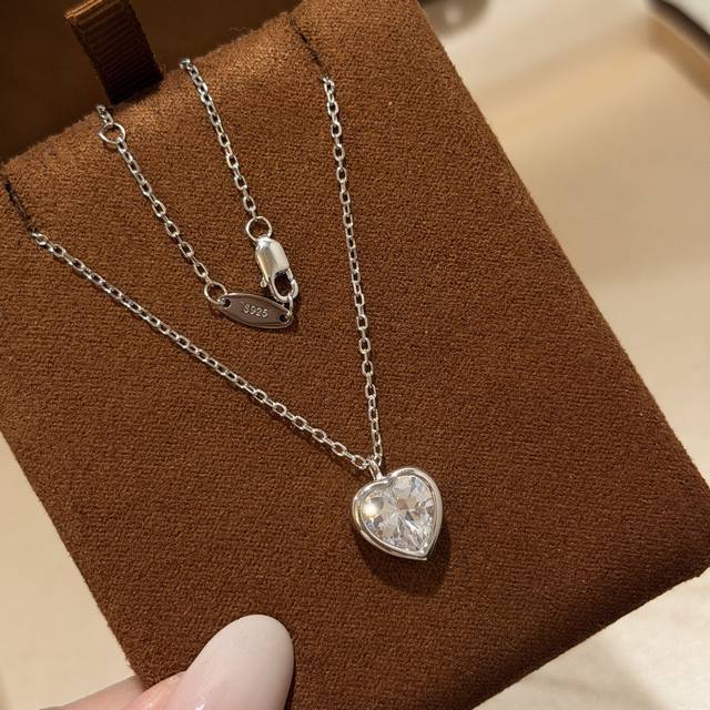 项链 A7069 闪耀钻石 女神白富美必备 三克拉 爱心钻石 项链 桃心切割钻石耳钉 材质925纯银顶级5A高碳钻干净透亮 实力白富美必备单品 永远闪亮 永远富
