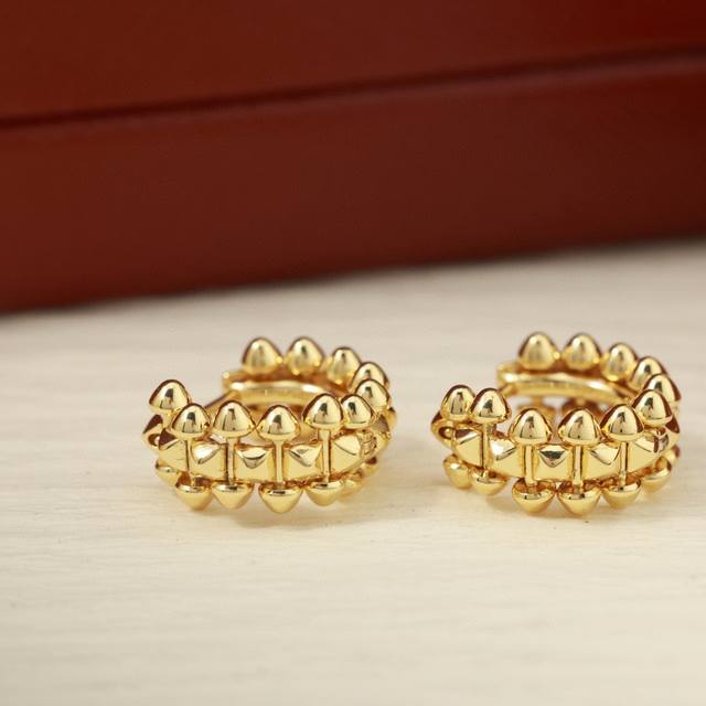 精工版本 Clash De Cartier耳钉 卡地亚耳钉新版 原单铆钉耳钉 可活动！纯银耳针亚金材质 永恒经典 近年来很火 高端亚金材质，真金质感 三色